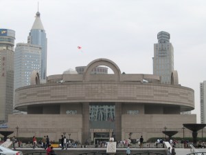 Die Architektur des Shanghaier Stadtmuseums trägt der alten chinesischen Vorstellung Rechnung, dass die Erde eckig und der Himmel rund ist. Das historische Äquivalent sind zum Beispiel der Pekinger Himmelstempel – Rundbau mit blauem Dach – und die Verbotene Stadt – rechteckige Grundform mit gelb glasierten Dachziegeln.