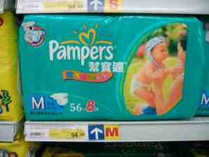 中號 steht in China für die Größe M, hier: Babywindeln von Pampers. © at