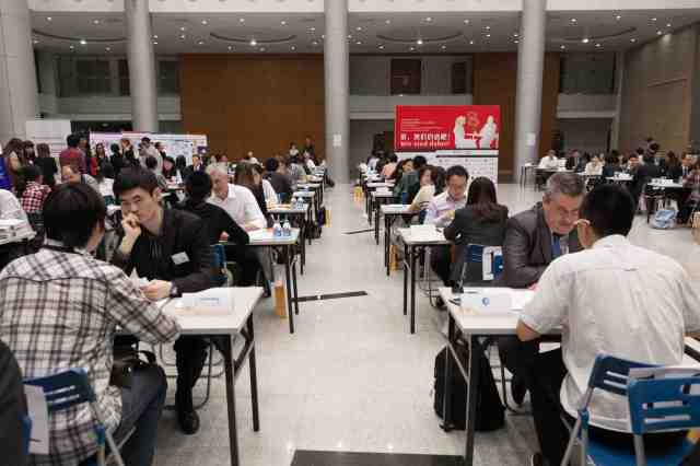 Speed Dating Interaktion und Dynamik garantiert: Über 200 chinesische Studierende trafen auf 40 Wirtschaftsvertreter beim Shanghaier Speed Dating.