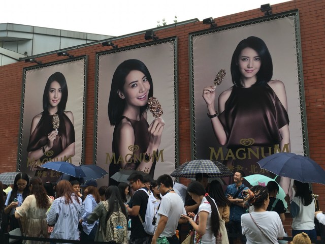 Schlangestehen vor dem Magnum Pleasure Store in Beijing. © at