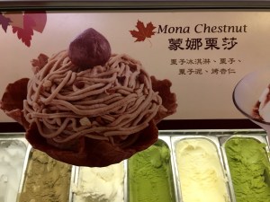 Herbstspezialität Kastanieneiscreme. © at