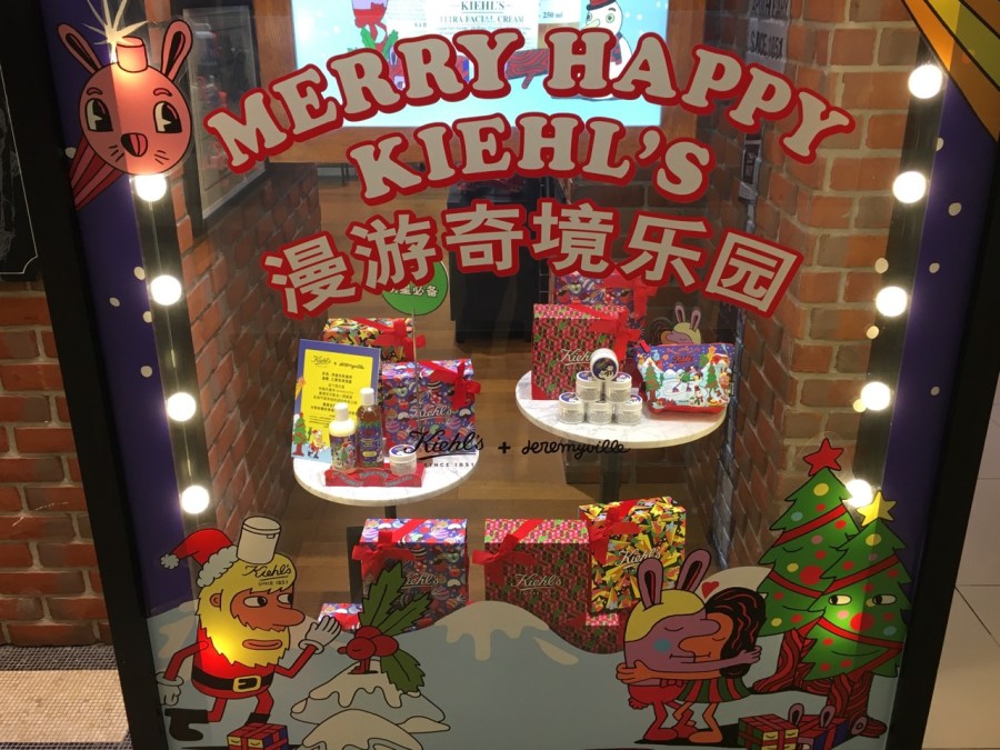 Weihnachtlich geschmücktes Schaufenster von Kiehl's. @ at
