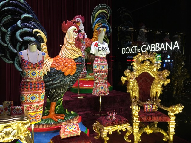 Stolzer Hahn im Schaufenster von Dolce & Gabbana. @ at