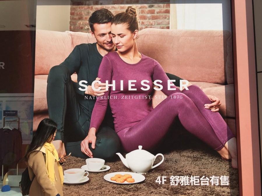 Schiesser Schaufenster in Shanghai. © at