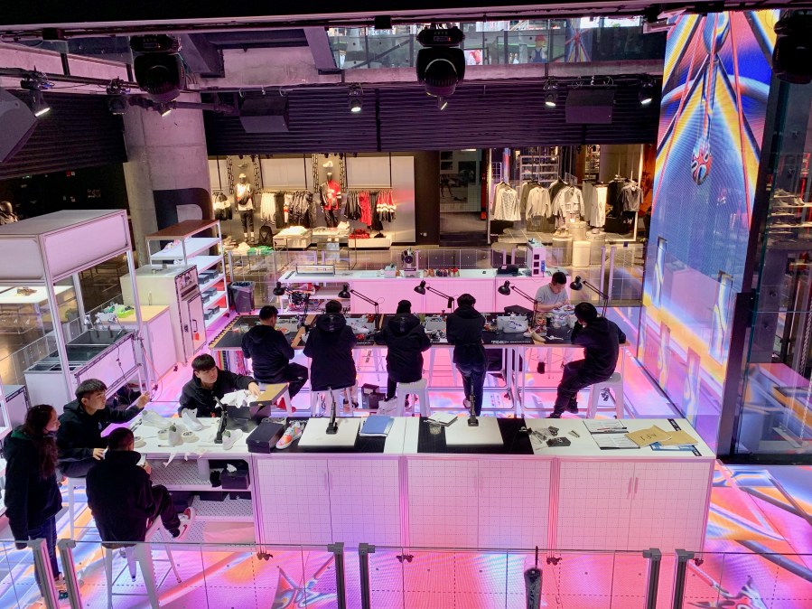 „Schuhstunde“ im Nike House of Innovation in Shanghai. © at