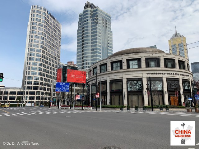 Leere Straßen: geschlossener Flagshipstore von Starbucks in Shanghai